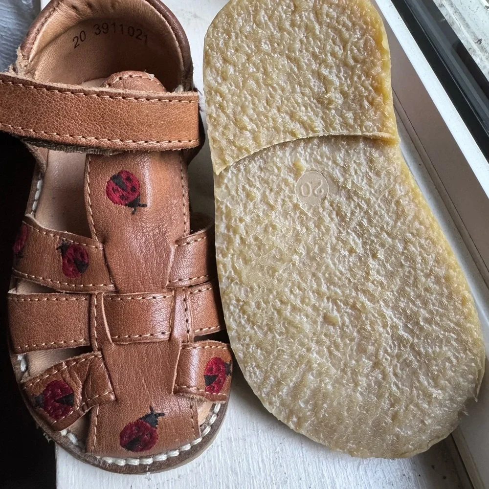 Embroidered ladybird sandals - Picture 2 of 5